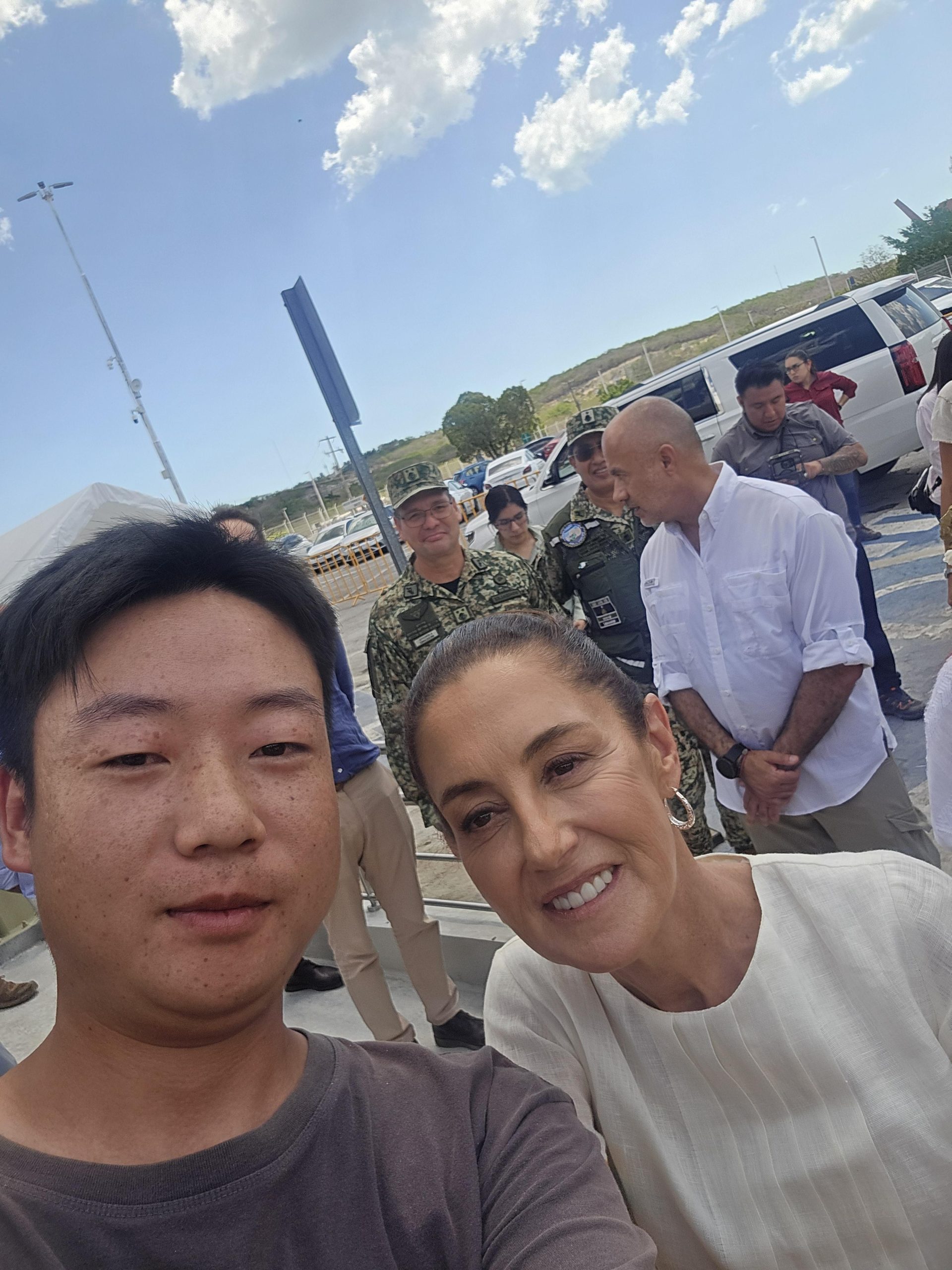 华擎交通项目工程师与墨西哥总统于坎佩切轻轨项目现场合影