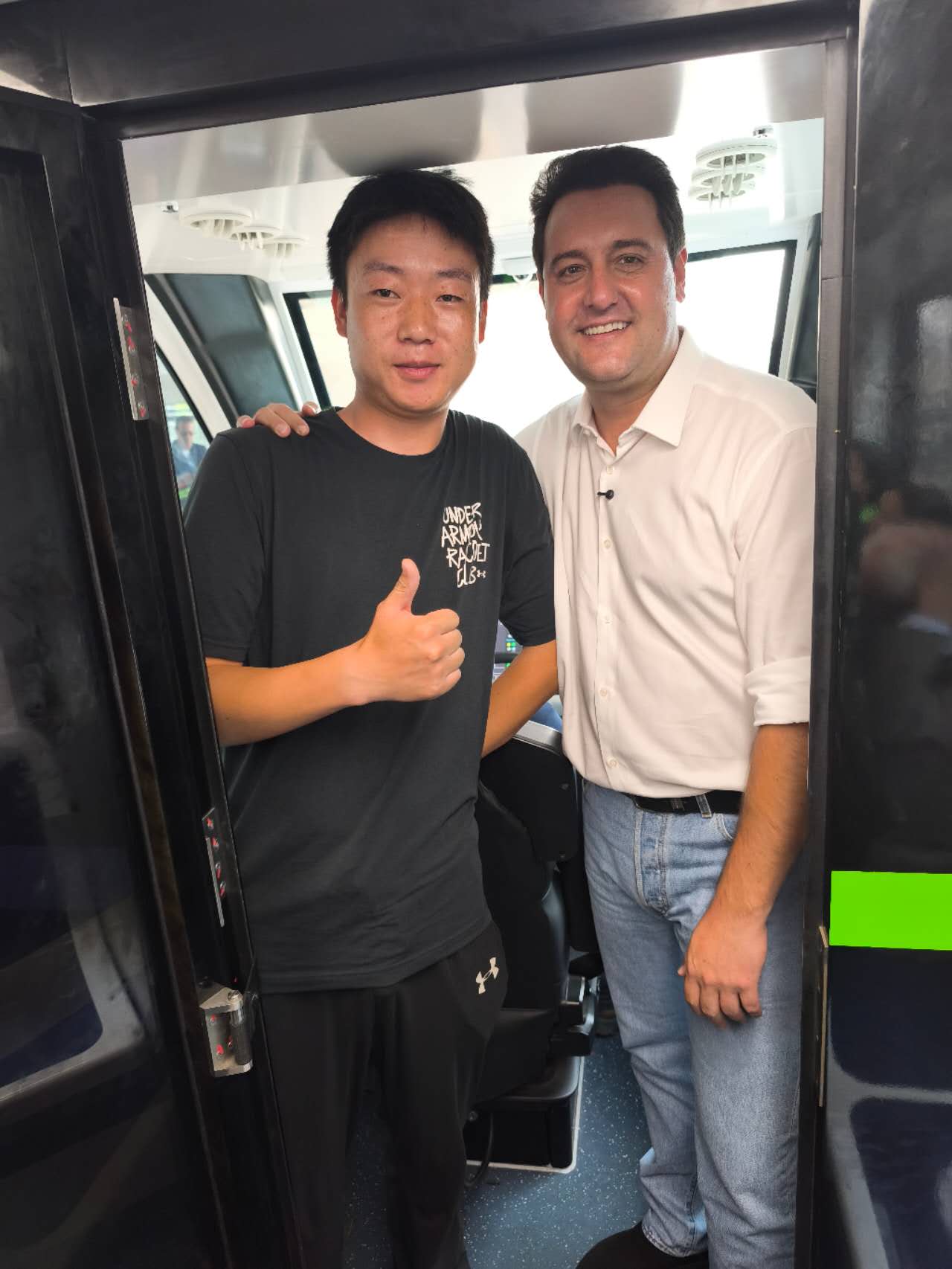 华擎交通团队与巴西库里蒂巴州长交流合影